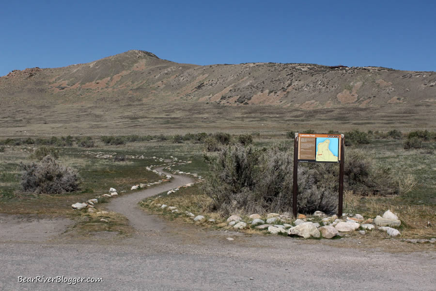 lakeside loop hiking trail on antelope island