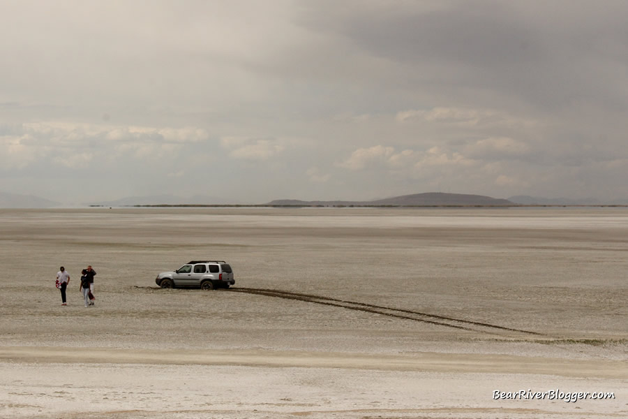 people stuck in the mud on the great salt lake causeway